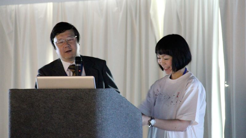 Taro Yamamoto and Ryoko Nishizuka presenting at ATypI Hong Kong in 2012. Photo by Kunihiko Okano, Shotype.
